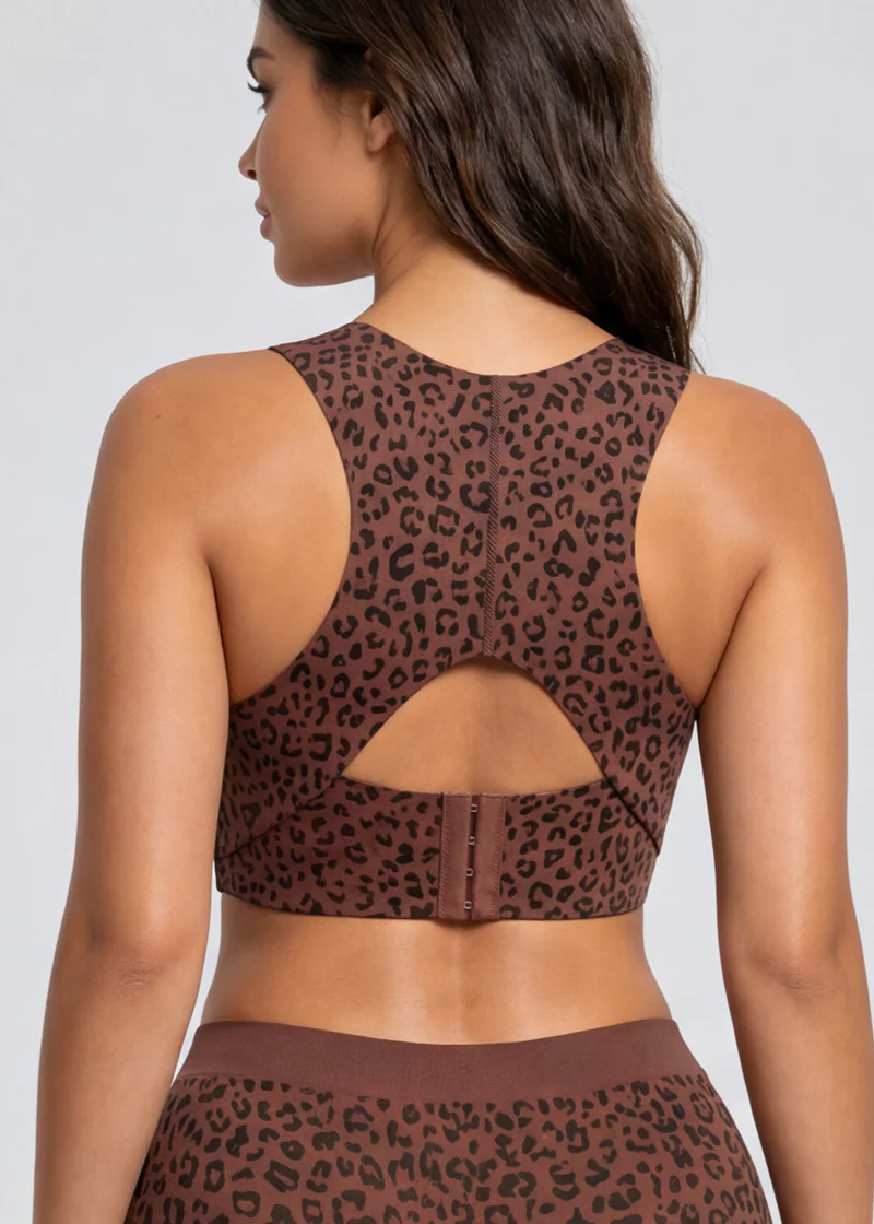 Baksida på bh i brunt leopardmönster med racerback, rund öppning i ryggen och tre hakar i ryggbandet. 11