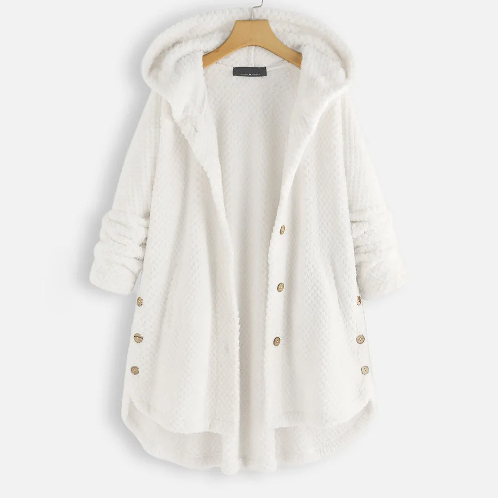 Weiße Damen-Fleecejacke mit Kapuze, Knöpfen und Taschen, gemütlich und warm.