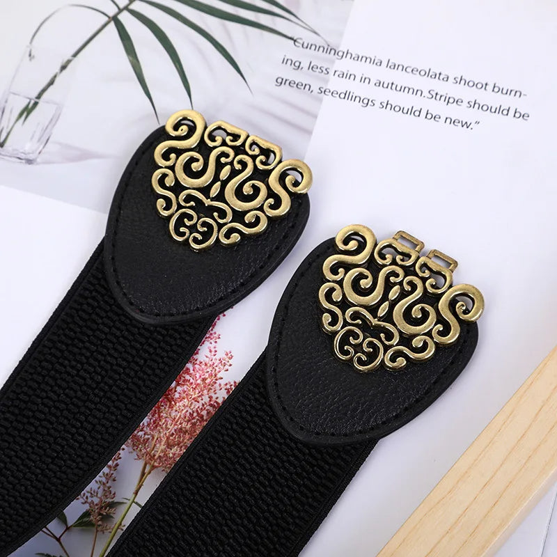 Schwarzer elastischer Gürtel mit goldener Schnalle, Damenmode-Accessoire, elegant und stilvoll.