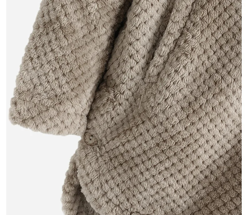 Beigefarbener, strukturierter Strickpullover aus Wolle, warm, modisch, Herbst-Winter-Kollektion.