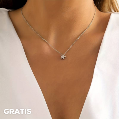 Silberne Stern-Halskette auf weißem Hintergrund, eleganter Schmuck, Damenmode.