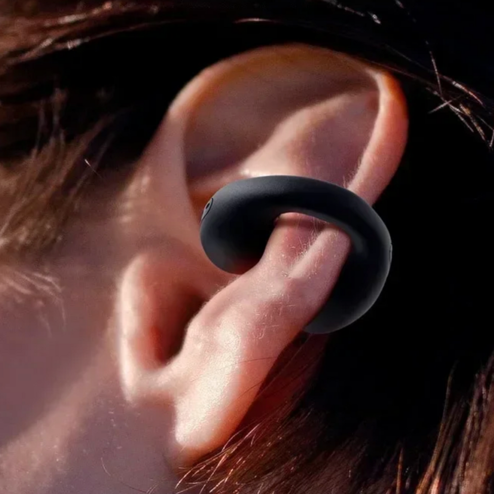 Schwarzer kabelloser Ohrhörer am Ohr, ergonomisches Design, Bluetooth-Kopfhörer.