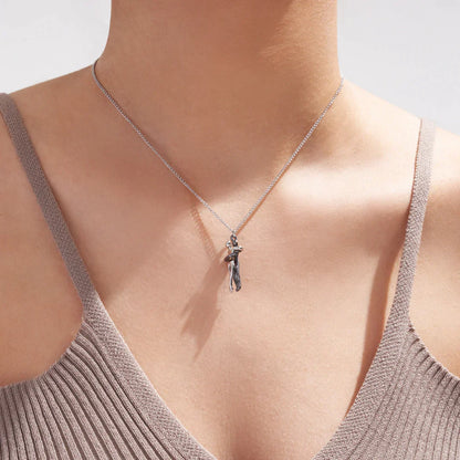 Silberne Halskette mit Engelsanhänger, Damenmode, eleganter Schmuck, Geschenkidee.