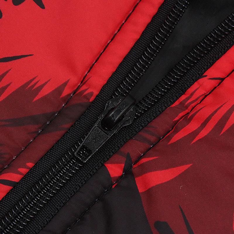 Roter Reißverschluss auf schwarzem Stoff, Nahaufnahme, Outdoor-Jacke, wasserabweisend.