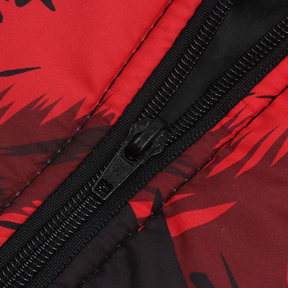 Roter Reißverschluss auf schwarzem Stoff, Nahaufnahme, Outdoor-Jacke, wasserabweisend.