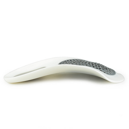 Weiße ergonomische Fußfeile mit schwarzer Reibefläche, Pediküre-Werkzeug, rutschfest.