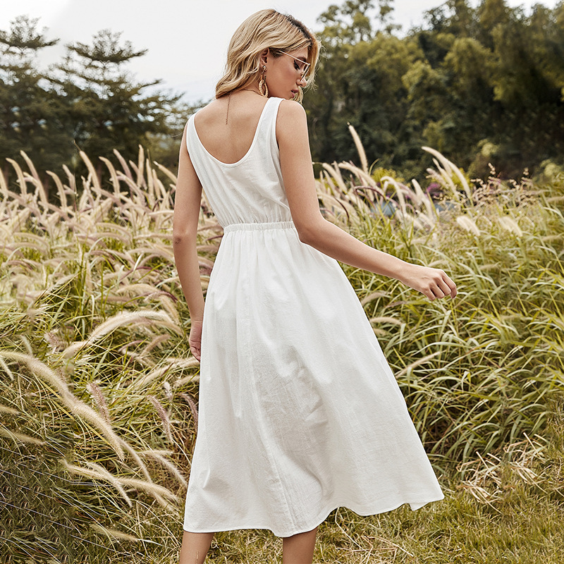 Frau im weißen Sommerkleid aus Baumwolle in einem Feld, Rückansicht, Natur, Mode, Freizeitkleidung.