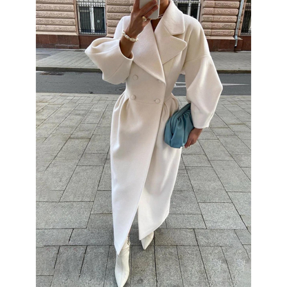 Weiße Damen-Wollmantel, doppelt geknöpft, mit breitem Kragen und blauer Clutch auf Gehweg.
