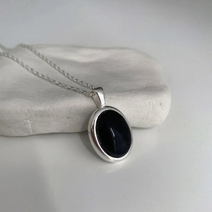 Silberkette mit schwarzem Onyx-Anhänger, eleganter Schmuck, handgefertigt, Damenaccessoire.