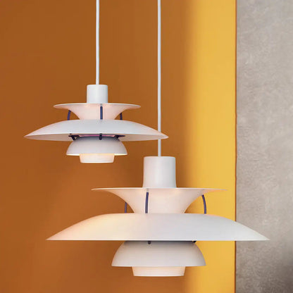 Zwei weiße Pendelleuchten, modernes Design, vor gelber Wand, skandinavischer Stil.