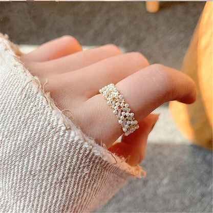 Damenring aus Perlen, handgefertigt, modisch, elegant, Schmuck, Accessoire, Geschenkidee.