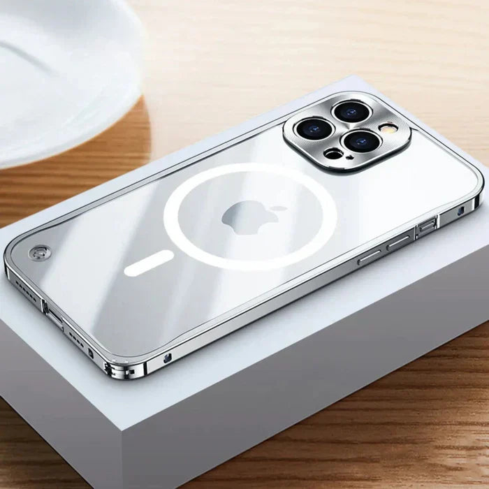 Silbernes iPhone mit MagSafe-Hülle auf Holztisch, modernes Smartphone-Design.