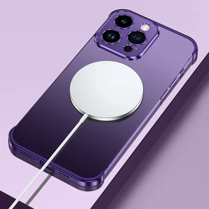 Lila iPhone mit MagSafe-Ladegerät, dreifache Kamera, modernes Design, kabelloses Laden.