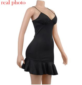 Schwarzes Cocktailkleid Damen, ärmellos, V-Ausschnitt, figurbetont, Rüschen, elegant.