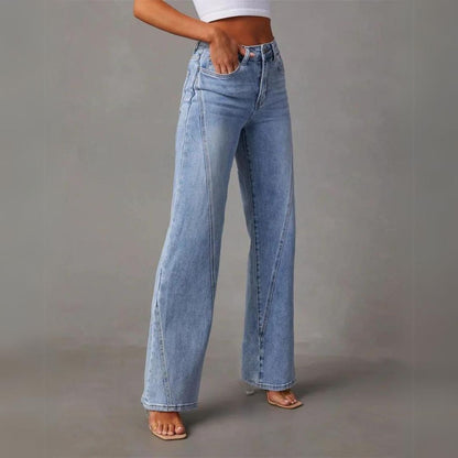 Frau in blauer, weit geschnittener Jeans und weißem Top, modisch, lässig, Streetwear.
