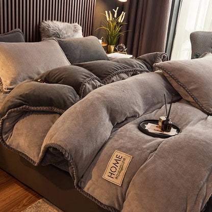 Graues, flauschiges Bettwäsche-Set aus Samt mit Kissen und Decke im modernen Schlafzimmer.