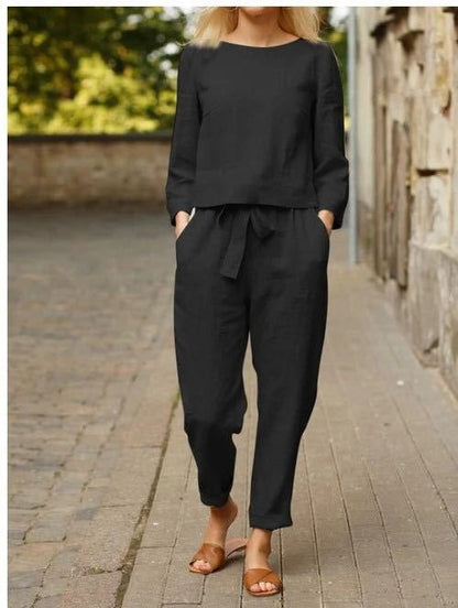 Tvådelat damhöstoutfit med rundhalsad t-shirt och byxor med resårband – Nia