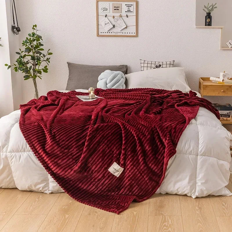 Rote Plüschdecke auf Bett, gestreift, gemütlich, Schlafzimmerdekoration, weiches Material.