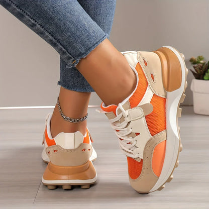 Damen-Sneaker in Orange und Beige, atmungsaktiv, modisch, mit weißer Sohle und Schnürsenkeln.