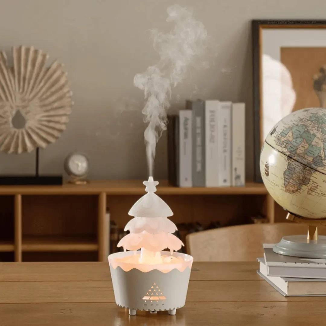 Weißer Weihnachtsbaum-Luftbefeuchter auf Holztisch, Dampf, moderne Dekoration, Wohnzimmer.