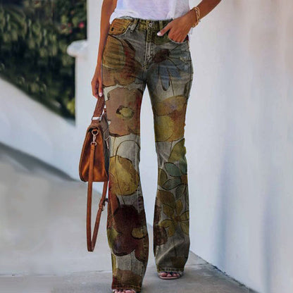 Frau in geblümter Schlaghose, braune Tasche, lässiger Look, modische Damenbekleidung.