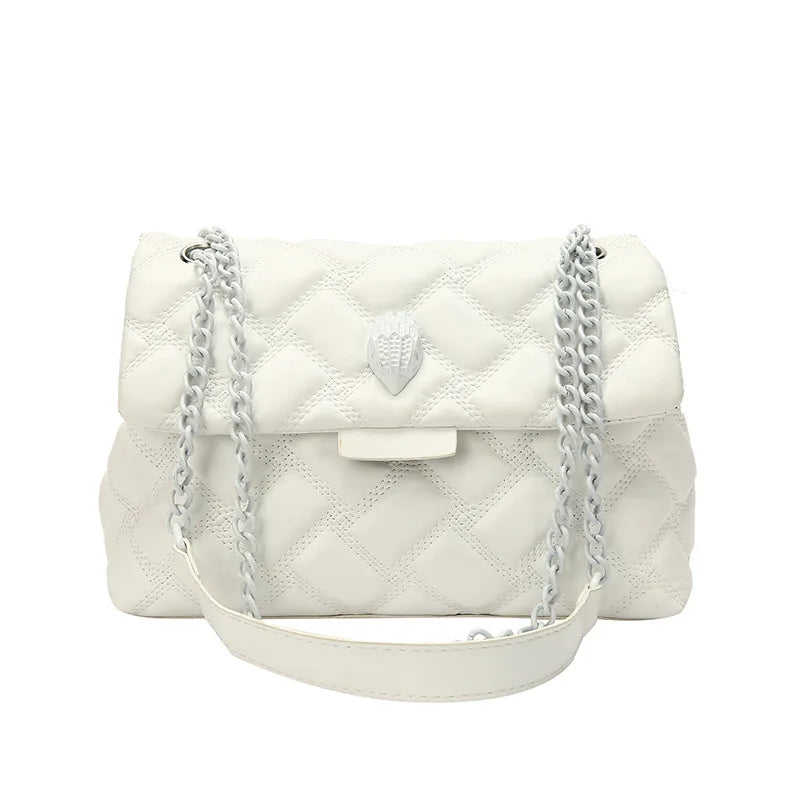 Weiße gesteppte Handtasche mit Kettenriemen, elegantes Design, Damenmode-Accessoire.