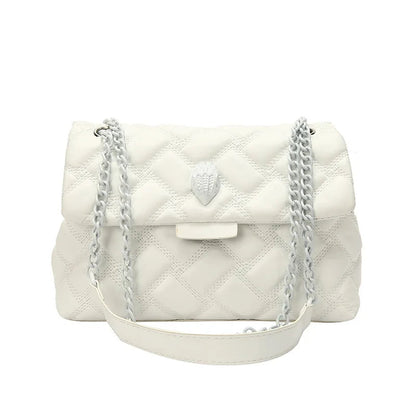 Weiße gesteppte Handtasche mit Kettenriemen, elegantes Design, Damenmode-Accessoire.