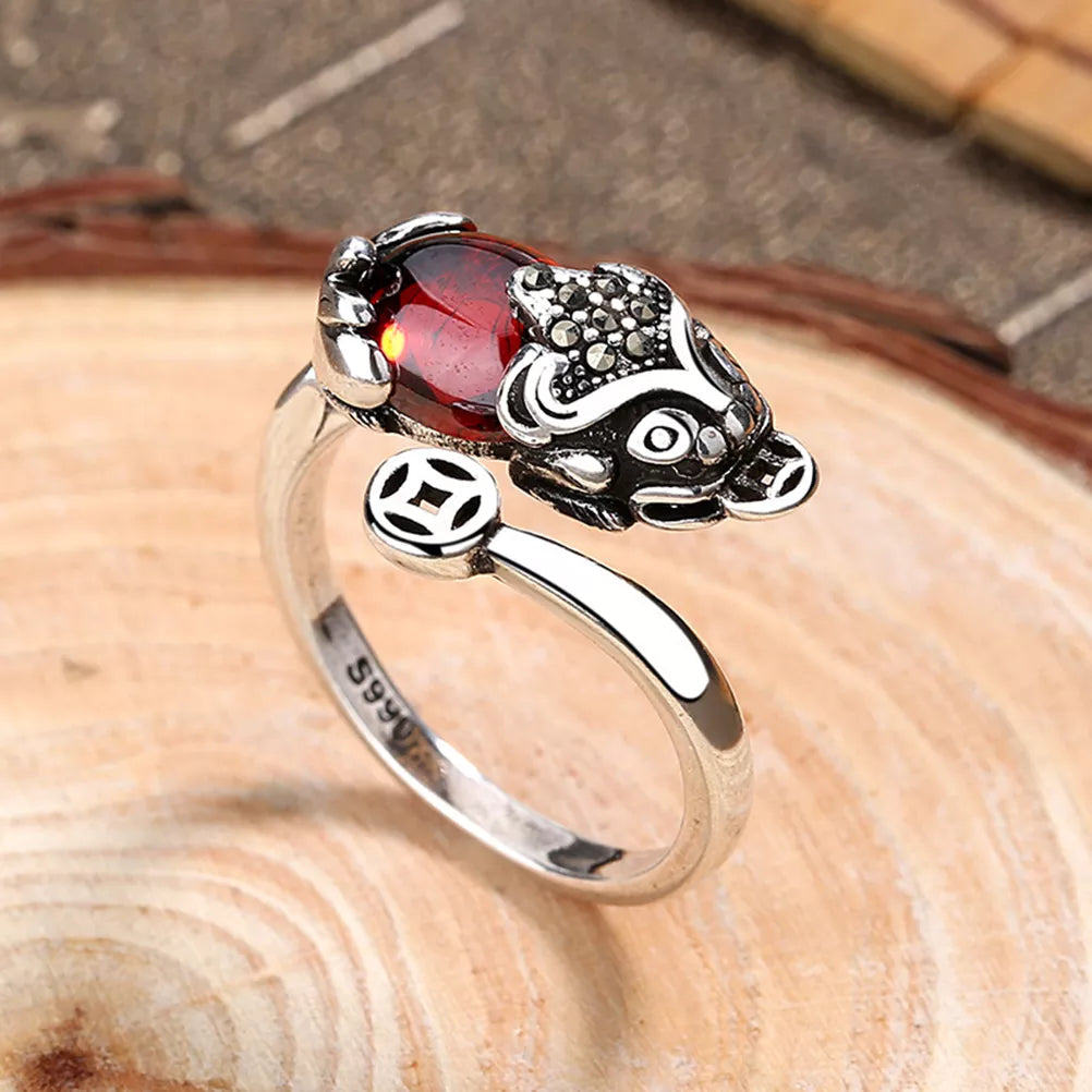 Silberring mit rotem Edelstein und Tiermotiv, eleganter Schmuck, Damenaccessoire.