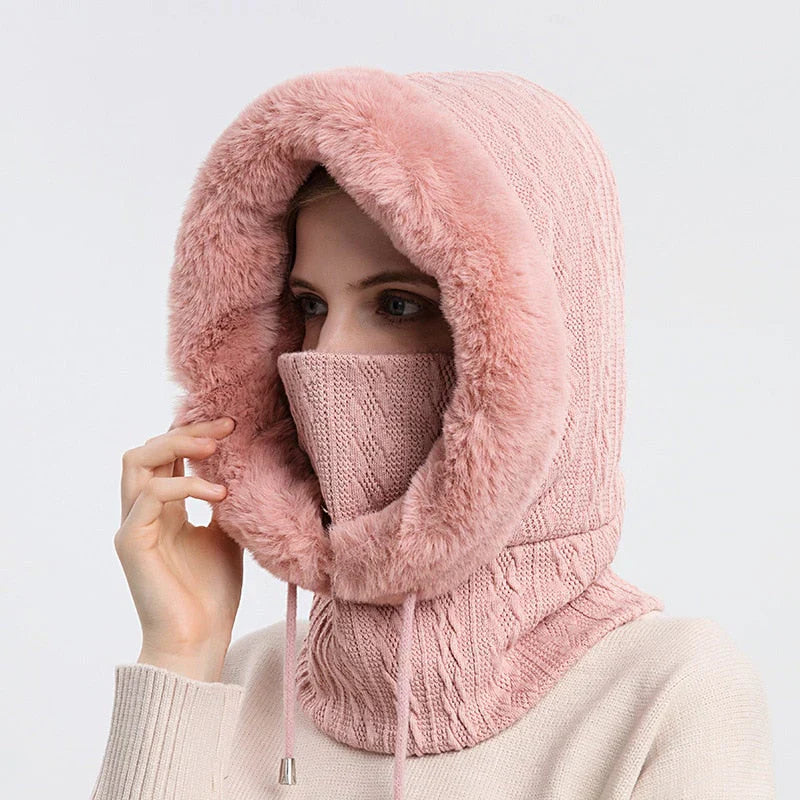 Frau mit rosa Strickmütze und Schal, Kunstpelz, Wintermode, warm, stilvoll.