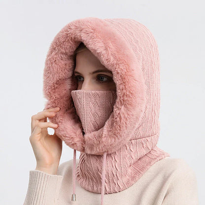 Frau mit rosa Strickmütze und Schal, Kunstpelz, Wintermode, warm, stilvoll.