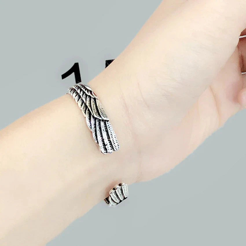 Silberarmband mit geflochtenem Design auf Handgelenk, modisches Accessoire für Damen.