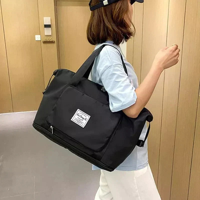 Frau mit schwarzer Reisetasche, Schultertasche, geräumig, modisch, ideal für Reisen.