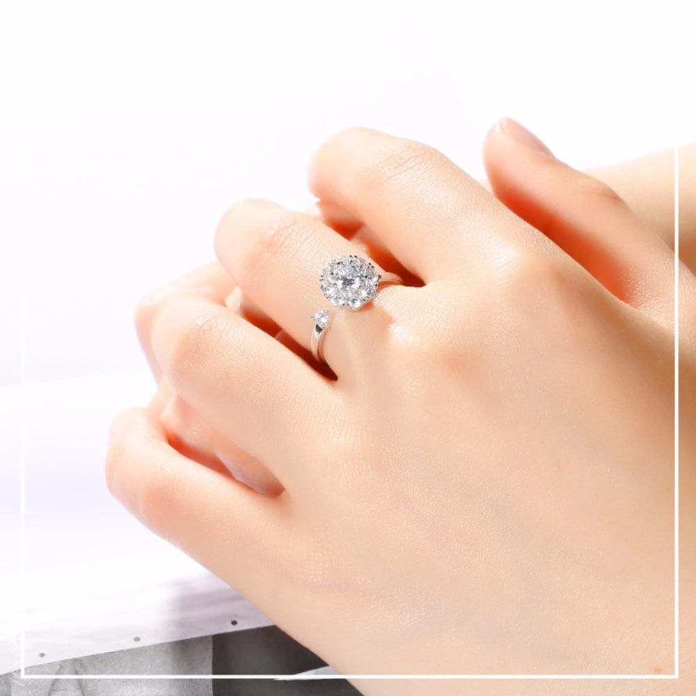 Silberring mit großem, rundem Diamant auf Hand, eleganter Schmuck, Verlobungsring, Damenmode.