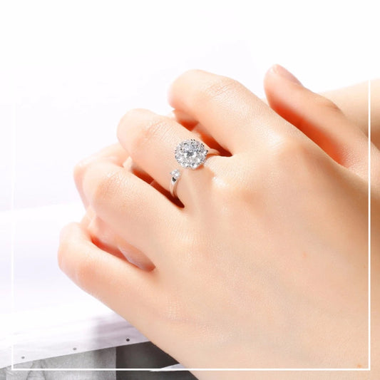 Silberring mit großem, rundem Diamant auf Hand, eleganter Schmuck, Verlobungsring, Damenmode.