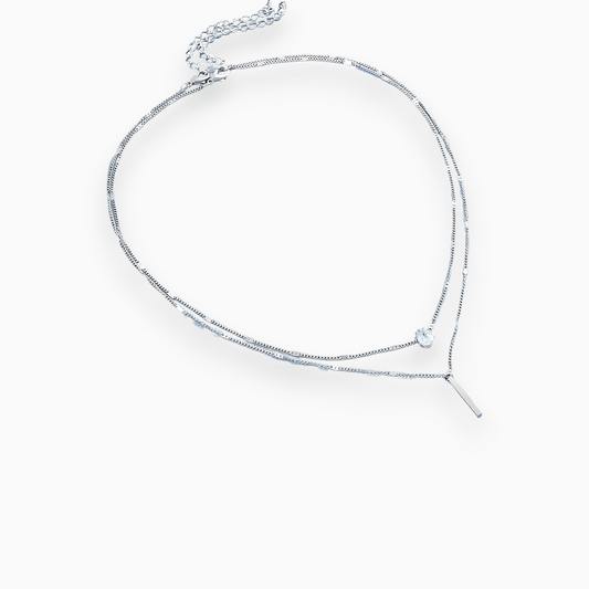 Silberne Halskette mit Anhänger, elegantes Design, Damen-Schmuck, modisches Accessoire.
