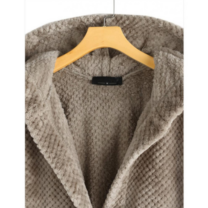 Brauner Plüschmantel mit Kapuze, weiches Material, Damenmode, Winterbekleidung, gemütlich.