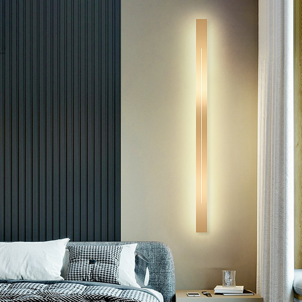 Moderne LED-Wandleuchte, vertikal, goldfarben, minimalistisch, Wohnzimmerbeleuchtung.
