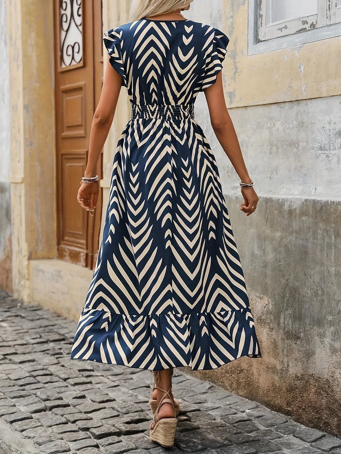 Damen Maxikleid mit blau-weißem Zickzackmuster, ärmellos, Sommermode, elegant.