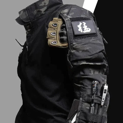 Taktische schwarze Jacke mit Camouflage-Muster, Reißverschlüssen und Taschen, Outdoor-Bekleidung.