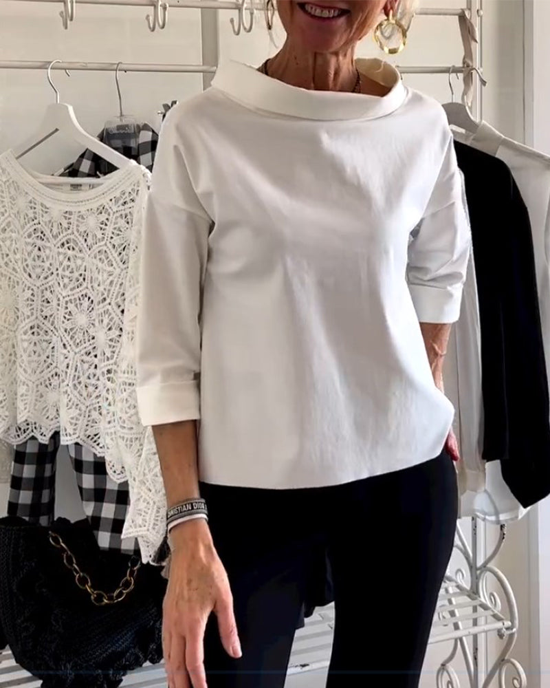 Ältere Frau in weißem Langarmshirt, schwarze Hose, Mode, Kleidung, stilvoll, elegant.