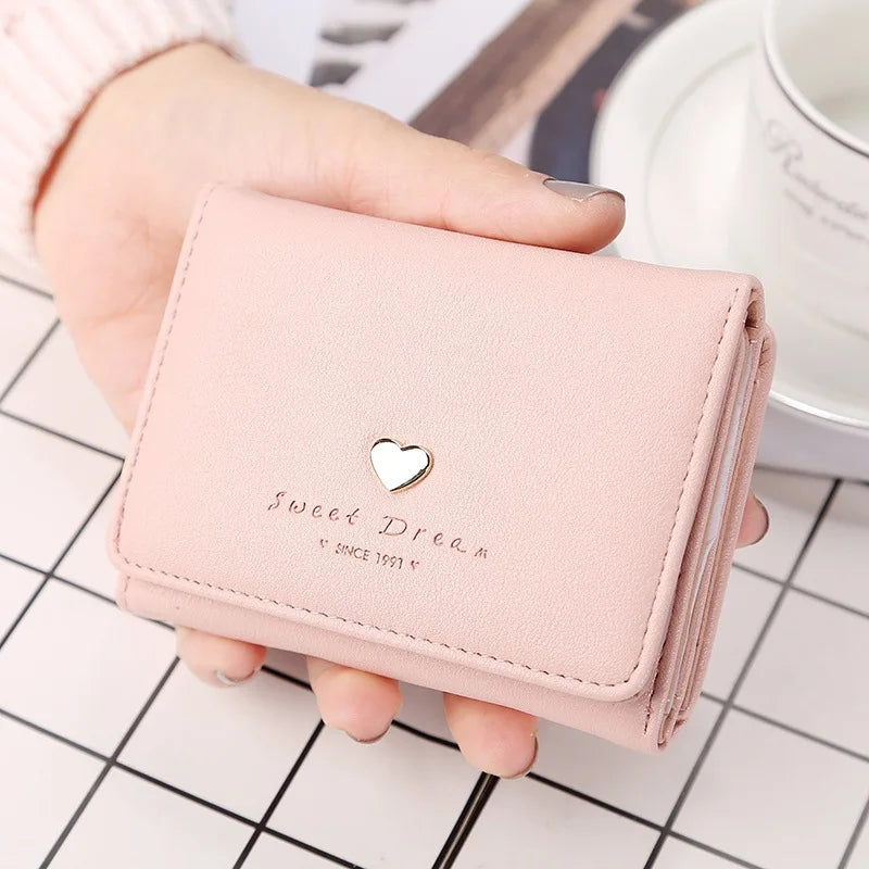 Rosa Damen-Geldbörse aus Leder mit Herz-Design, kompakt, modisch, handgehalten.