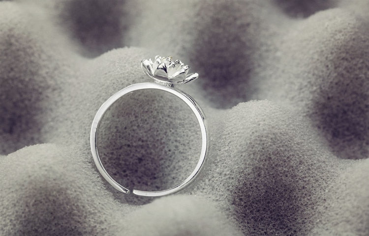Silberring mit Lotusblüte-Design, eleganter Schmuck, minimalistisch, Damenring, Geschenkidee.