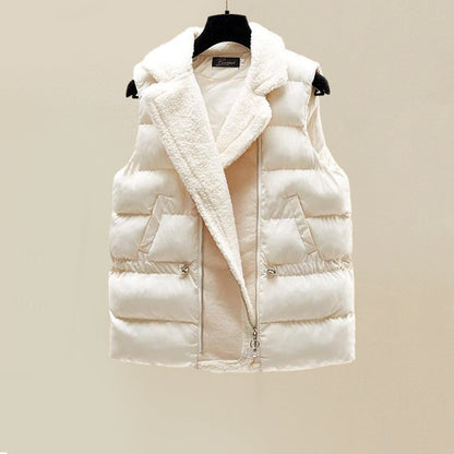 Weiße Damenweste, gesteppt, mit Reißverschluss und Taschen, Wintermode, warm, elegant.