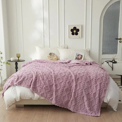 Rosa Strickdecke auf weißem Bett, gemütliches Schlafzimmer, moderne Inneneinrichtung.