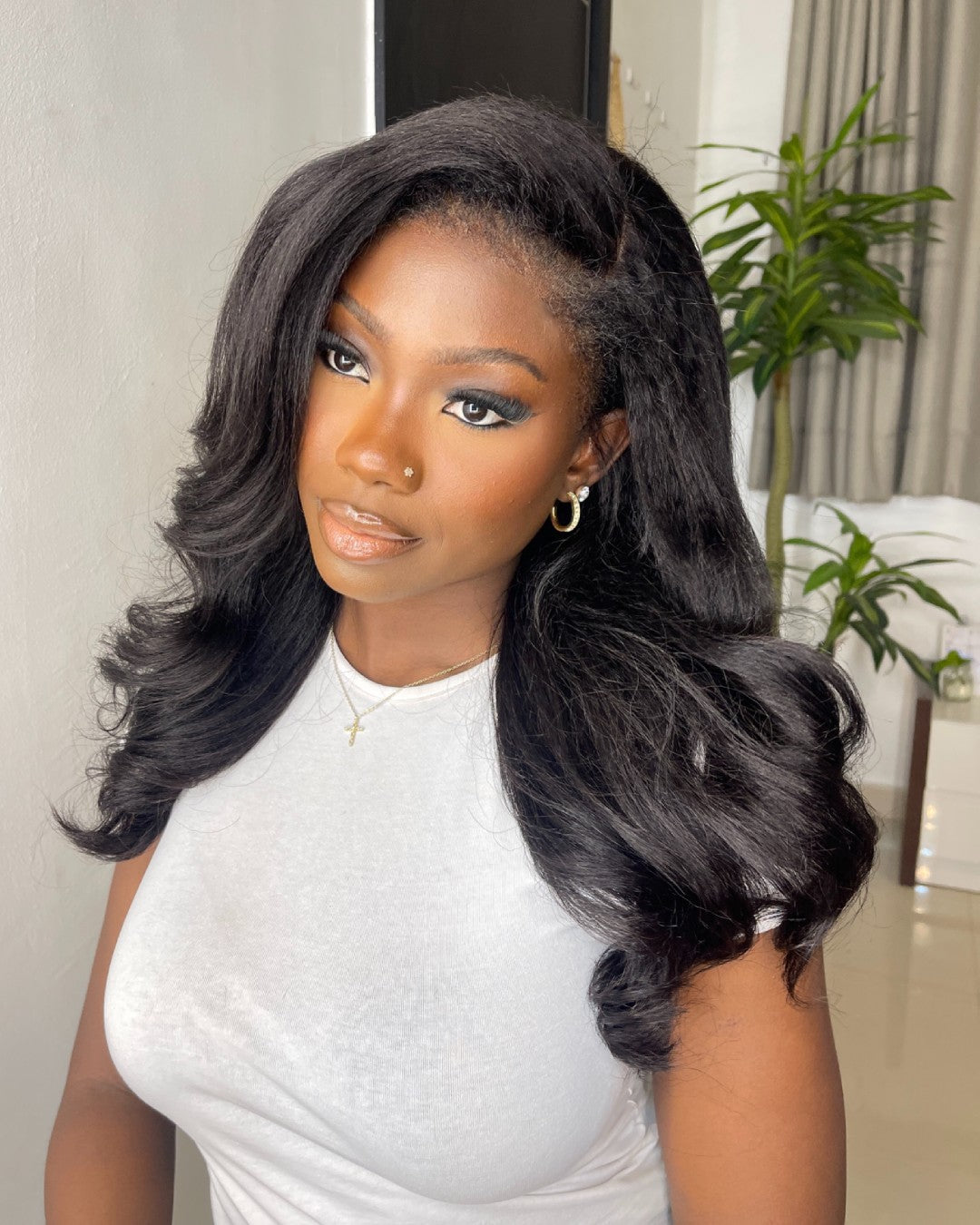 Svart HD-lace-peruk med body wave och lockig kant – Amara