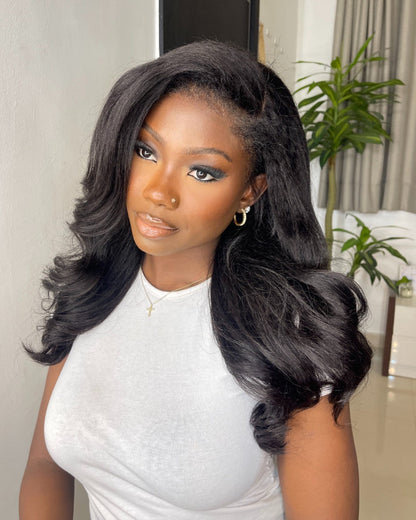 Svart HD-lace-peruk med body wave och lockig kant – Amara