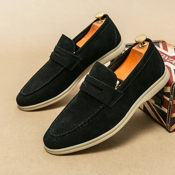 Schwarze Herren-Loafer aus Wildleder mit heller Sohle, elegant und modern.
