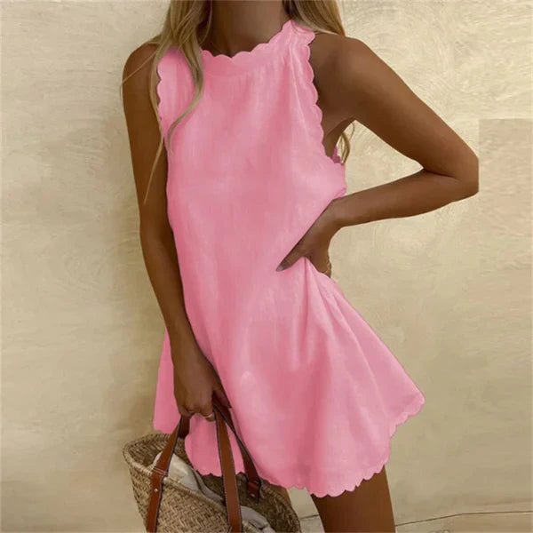 Frau in rosa ärmellosem Sommerkleid mit Korbtasche, modisch, elegant, Freizeitkleidung.
