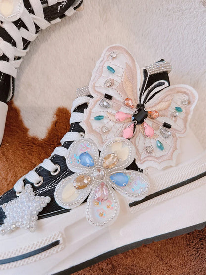 Schwarzer Sneaker mit Schmetterlings- und Blumenstickerei, Perlenverzierung, Damenmode.