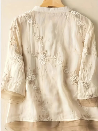 Beige Damenbluse mit floraler Stickerei, 3/4-Ärmel, elegantes Design, aus Baumwolle.